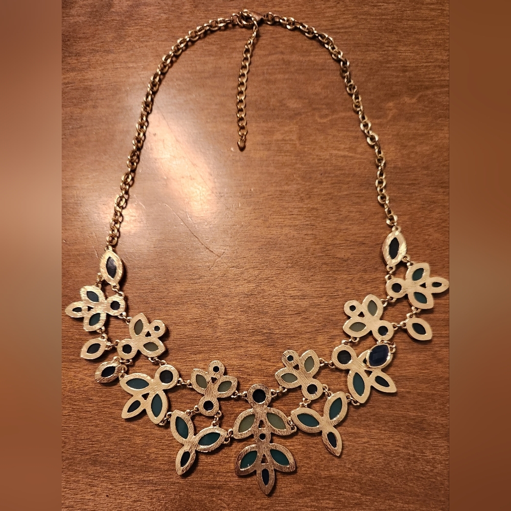 Green Facet Faux Gemstone Necklace - Picture 4 of 10